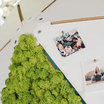 Among the various options for personalisation are, for example, a write-on surface and decoration from artificial moss.