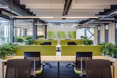 Zajímavostí ve velkoryse otevřených kancelářských prostorech jsou integrované vyvýšené "zahradní zóny", které významně přispívají k příjemné atmosféře na pracovišti.