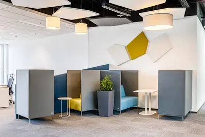 Despite the number of closed offices, attention was also paid to acoustic comfort for employees, and the offices are contain armchairs enabling you to escape into your own world.