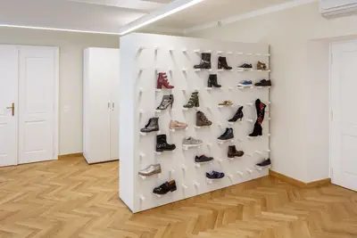 Vzorníky bot jsou součástí kanceláří.