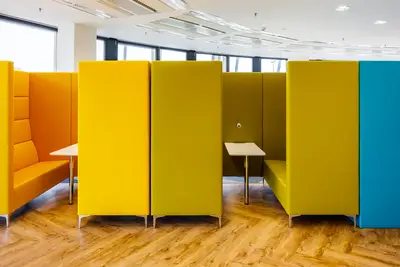 As is now standard in open-plan offices, there are several quiet zones. These are in distinct colours that complement the overall interior arrangement.