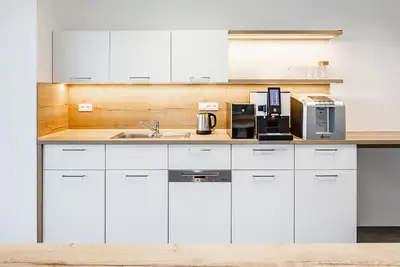 A kitchenette directly in the office is another essential component of the modern workplace. We fitted this bespoke feature precisely according to the architect’s plans.