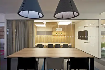 Jídelní stoly osvětlují výrazná akustická světla BuzziShade